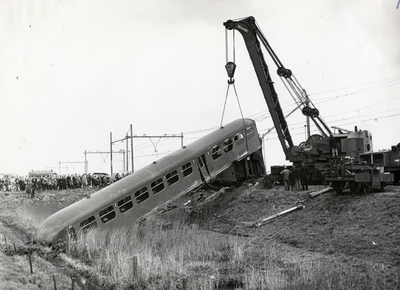 807651 Afbeelding van de berging van het ontspoorde Bk-rijtuig van het diesel-electrische treinstel nr. 153 (DE 3, ...